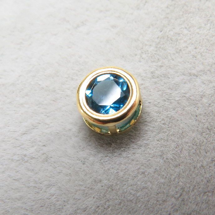 ゴールドフィルド・チャーム/天然石ロンドンブルートパーズ（ラウンド4mm）ベゼル「14kgf」（25個）