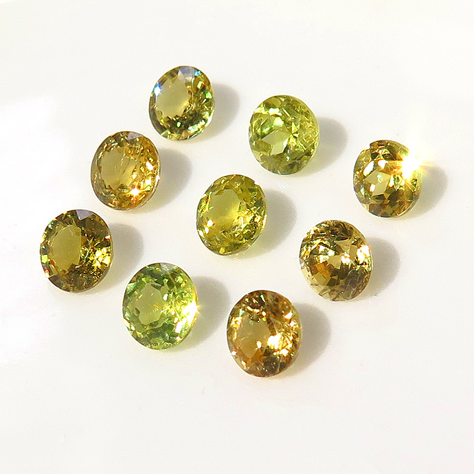 天然石ルース（裸石）・マリガーネット（グランダイトガーネット）（マリ共和国・カイ州産・非加熱）/ラウンド【4mm】ファセットカット（1個）