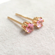 14kgf/3mmラウンド6本爪・スタッドピアス（立て爪ピアス）・天然石（ピンクサファイア）（加熱処理・アフリカ)/「ゴールドフィルド」（1ペア）