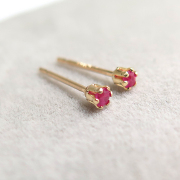 14kgf/2mmラウンド6本爪・スタッドピアス・天然石ルビー(加熱処理・アフリカ産)「ゴールドフィルド」（1ペア）