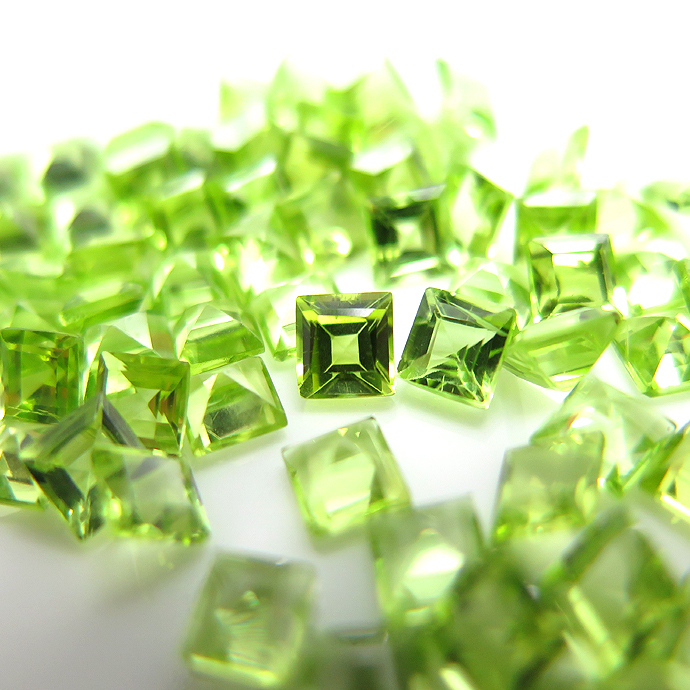 天然石ルース（裸石）・ペリドット/スクエア【4×4mm】ファセットカット（100個）