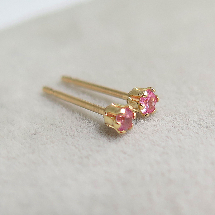 14kgf/2mmラウンド6本爪・スタッドピアス・天然石ピンクサファイア(加熱処理・アフリカ産)「ゴールドフィルド」（1ペア）