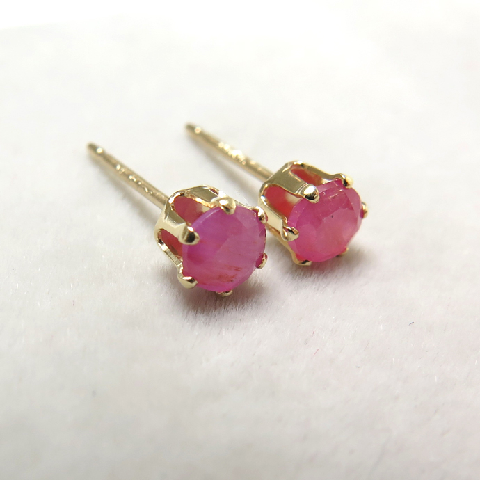 14kgf/4mmラウンド6本爪・スタッドピアス（立て爪ピアス）・天然石（ピンクサファイア）「ゴールドフィルド」（1ペア）