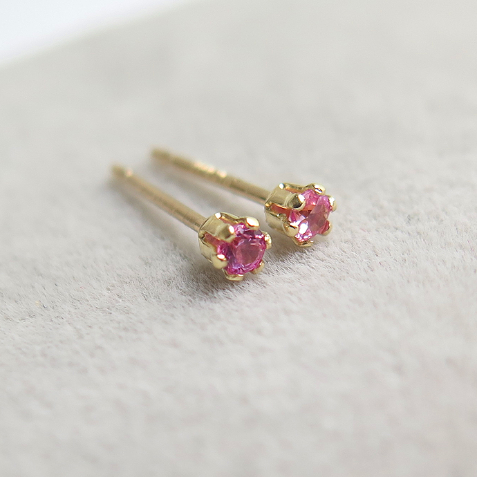 ピンクサファイア合成石「ゴールドフィルド（14kgf）」2mmラウンド6本爪・スタッドピアス（立て爪ピアス）（1ペア）