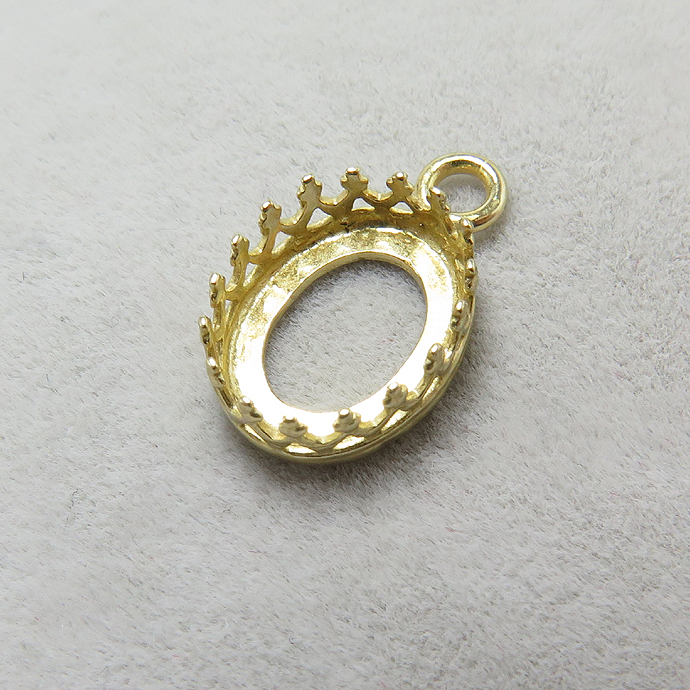 ペンダント空枠 チャームクラウン（ベゼルセッティング/カボション用）（オーバル・10×8mm）（真鍮ブラス・ゴールドカラー）（50個）