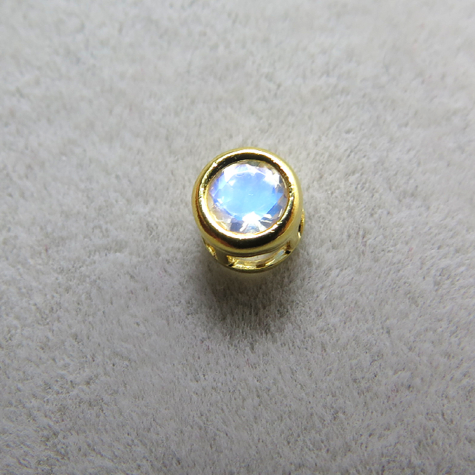 ゴールドフィルド・チャーム/天然石レインボームーンストーン（ラウンド3mm）ベゼル「14kgf」（1個）