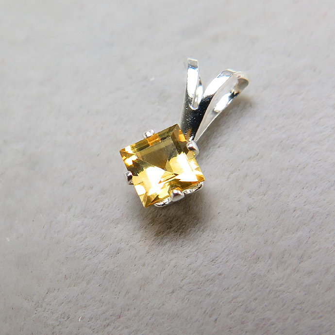 シルバーアクセサリー/ペンダントトップ天然石シトリン（スクエア4mm）「sv925」（1個）