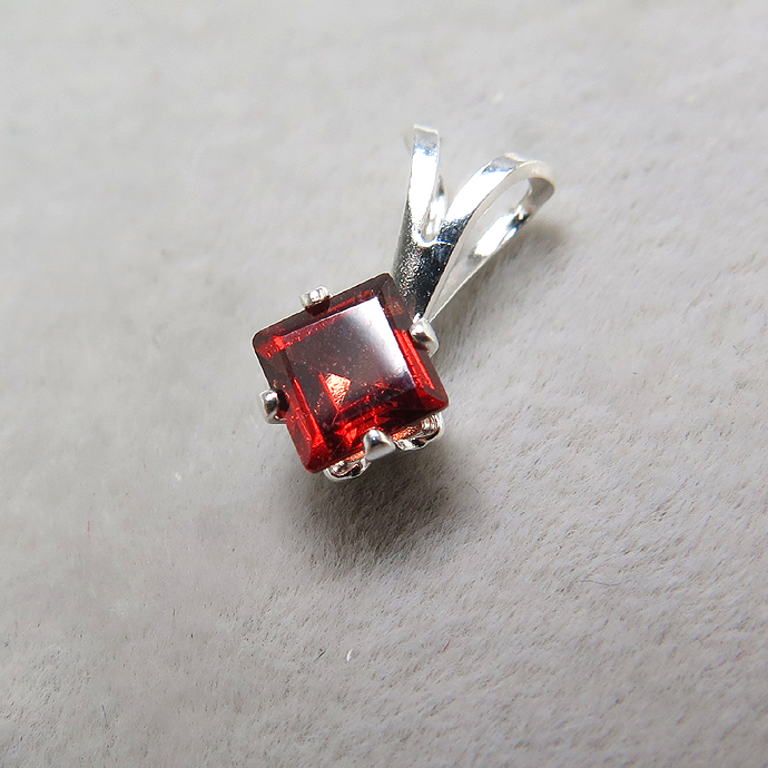 シルバーアクセサリー/ペンダントトップ天然石ガーネット（スクエア4mm）「sv925」（25個）