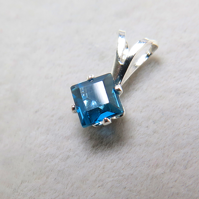シルバーアクセサリー/ペンダントトップ天然石ロンドンブルートパーズ（スクエア4mm）「sv925」（1個）