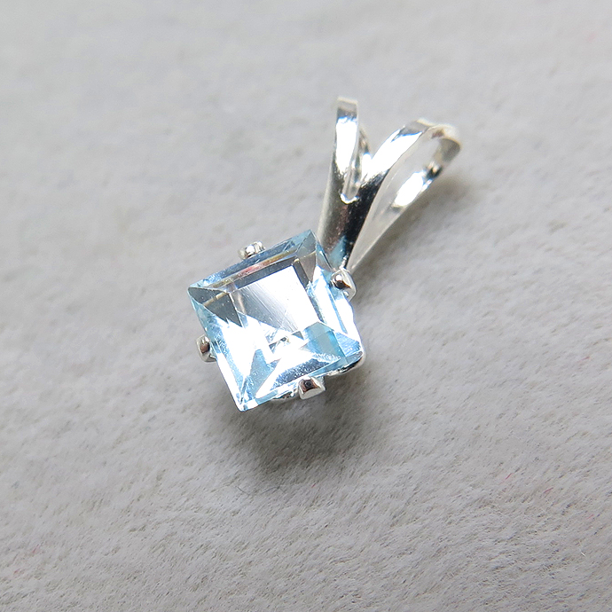 シルバーアクセサリー/ペンダントトップ天然石スカイブルートパーズ（スクエア4mm）「sv925」（1個）