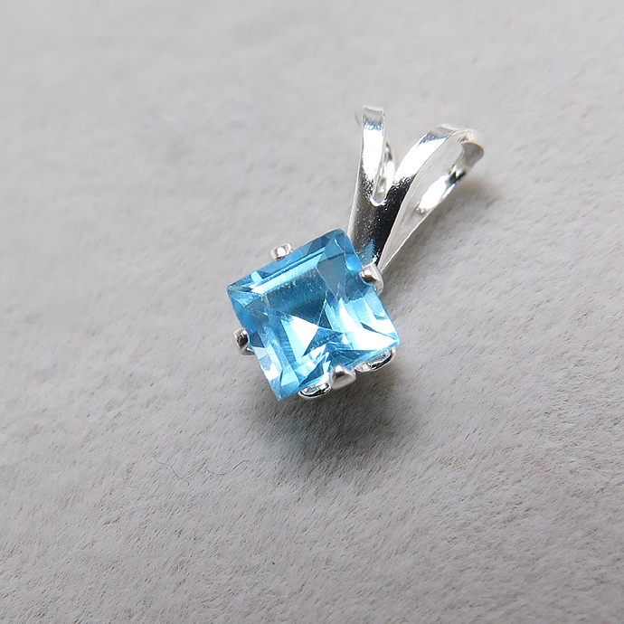 シルバーアクセサリー/ペンダントトップ天然石スイスブルートパーズ（スクエア4mm）「sv925」（1個）