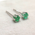 天然石エメラルド（ザンビア産・無処理）・6本爪ポストピアス（ラウンド3mm）「14kgf（ホワイトゴールドフィルド）（ロジウム）」（1ペア）