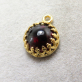 天然石ガーネット・ペンダントクラウン（ベゼルセッティング/カボション）（ラウンド・8mm）（真鍮ブラス・ゴールドカラー）（1個）