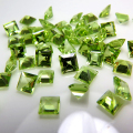 天然石ルース（裸石）・ペリドット（非加熱・パキスタン産）/スクエア【4×4mm】ファセットカット（5個）