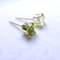 10金イエローゴールド/4mmラウンド6本爪・スタッドピアス（立て爪ピアス）・天然石ペリドット「10K」（1ペア）