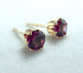 10K/4mmラウンド6本爪・スタッドピアス（立て爪ピアス）・天然石（ロードライトガーネット）「10金イエローゴールド」【A】（1ペア）