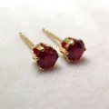 10K/4mmラウンド6本爪・スタッドピアス（立て爪ピアス）・天然石（ルビー・ビルマ産）「10金イエローゴールド」（1ペア）