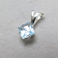 シルバーアクセサリー/ペンダントトップ天然石スカイブルートパーズ（スクエア4mm）「sv925」（1個）