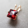 4本爪ペンダントトップ【ガーネット】（キュービックジルコニア・スクエア5mm）「14kgf（ゴールドフィルド）」（1個）
