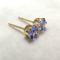 10K/4mmラウンド6本爪・スタッドピアス（立て爪ピアス）・天然石（タンザナイト）「10金イエローゴールド」（1ペア）