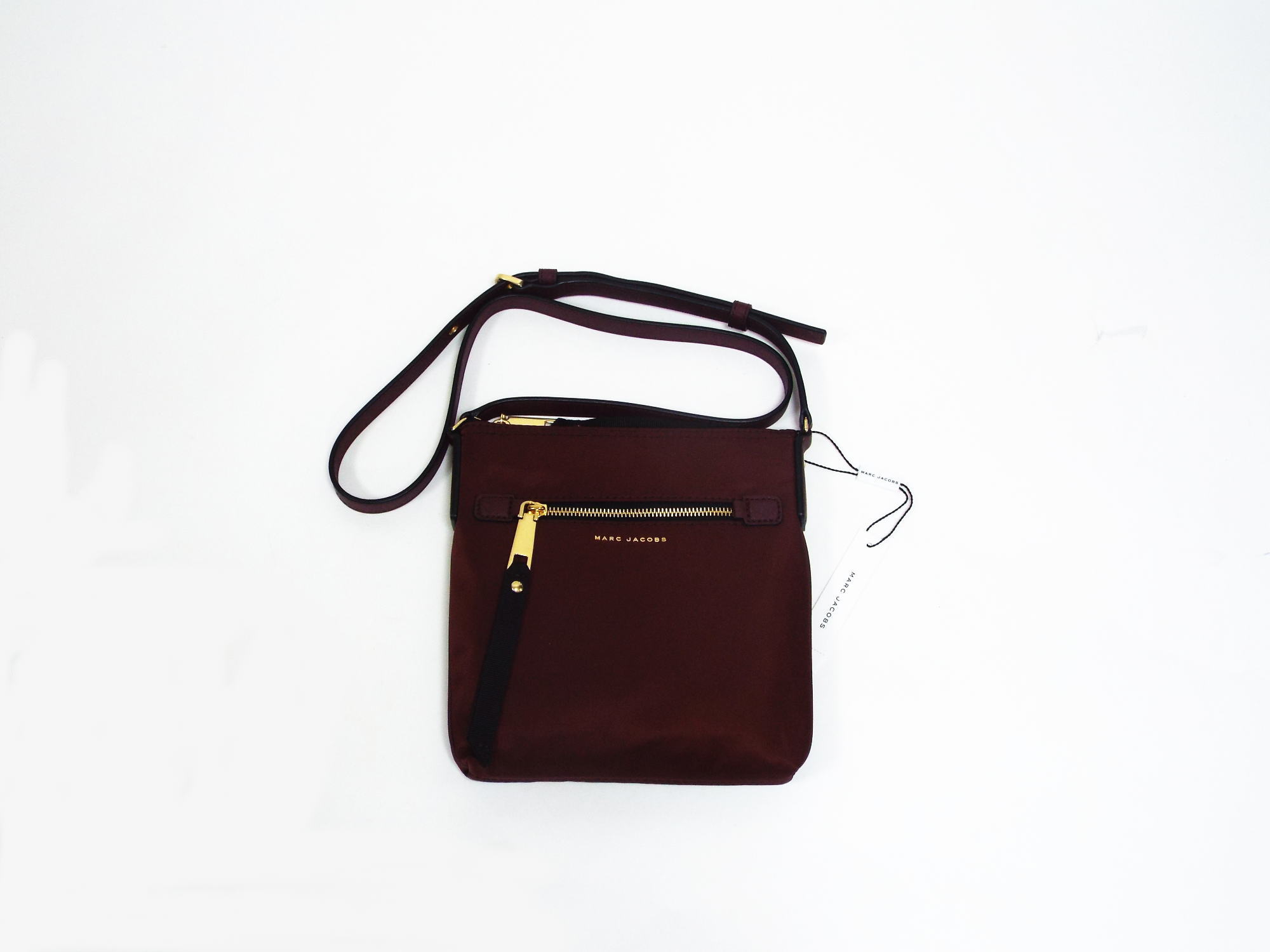 マーク バイ マークジェイコブス　ナイロンクロスボディーショルダー　M0010049-642　シャティ（ボルドー）