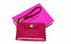 コーチ　レザーコーナージップリストレット　64648　グランベリー