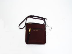 マーク バイ マークジェイコブス　ナイロンクロスボディーショルダー　M0010049-642　シャティ（ボルドー）