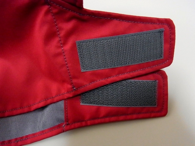 小型犬レインコートのマジックテープ