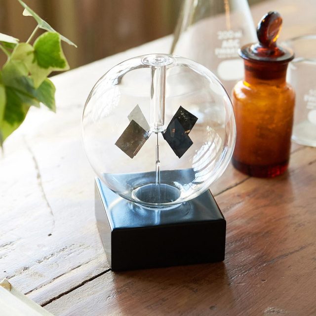 ガラス球内の羽根が熱で回転するラジオメーターは無料ラッピング対象商品で理系ギフトにオススメのおしゃれ雑貨