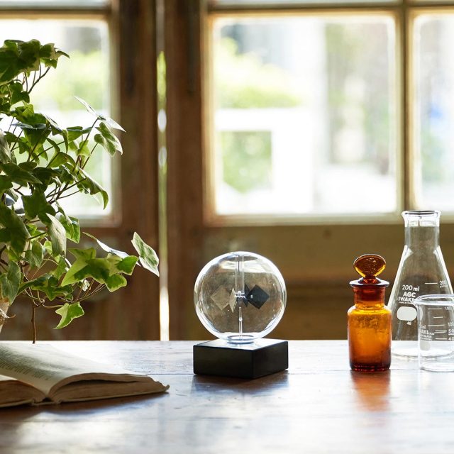 ガラス球内の羽根が熱で回転するラジオメーターは無料ラッピング対象商品で理系ギフトにオススメのおしゃれ雑貨