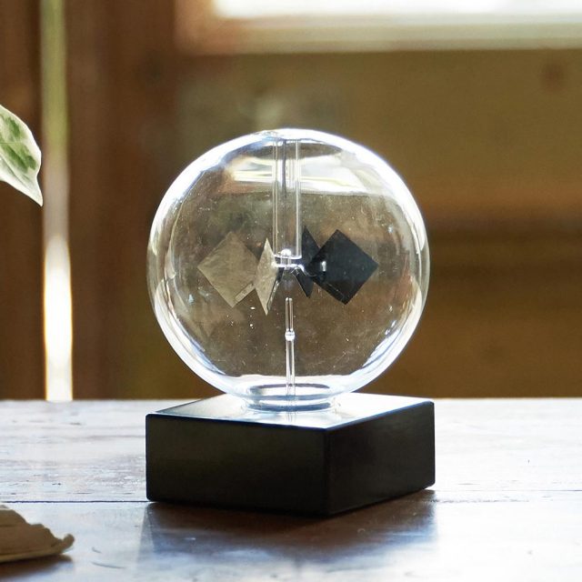 ガラス球内の羽根が熱で回転するラジオメーターは無料ラッピング対象商品で理系ギフトにオススメのおしゃれ雑貨