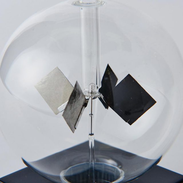 ガラス球内の羽根が熱で回転するラジオメーターは無料ラッピング対象商品で理系ギフトにオススメのおしゃれ雑貨