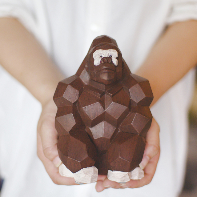 北欧風アニマル貯金箱 ゴリラ 木目調ポリレジン フタ付き 割らない貯金箱