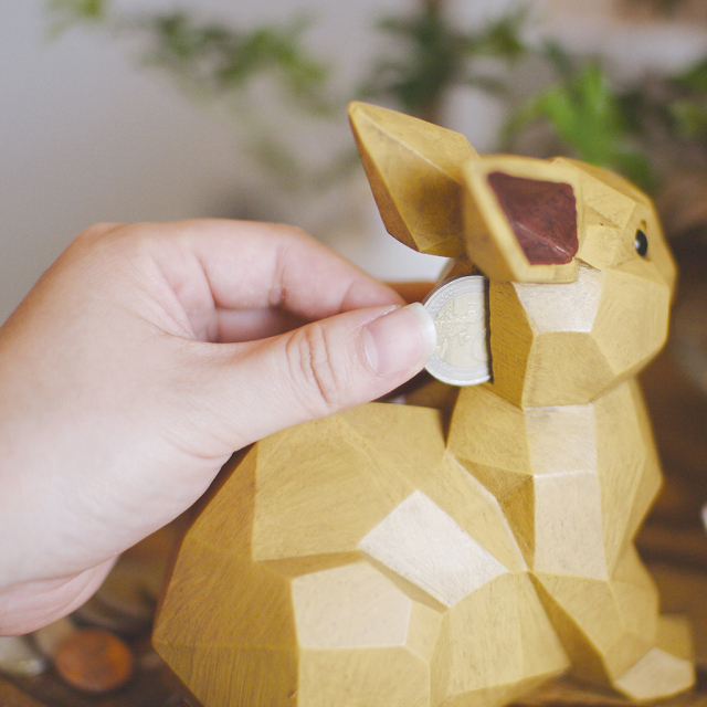 北欧風アニマル貯金箱 ラビット 木目調ポリレジン うさぎさん貯金箱 フタ付き 割らない貯金箱