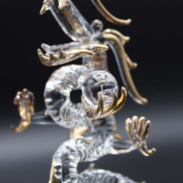 昇龍ガラス細工 天然石水晶玉持ち 水盃2個セット 龍の置物 八角鏡台座付き風水インテリア