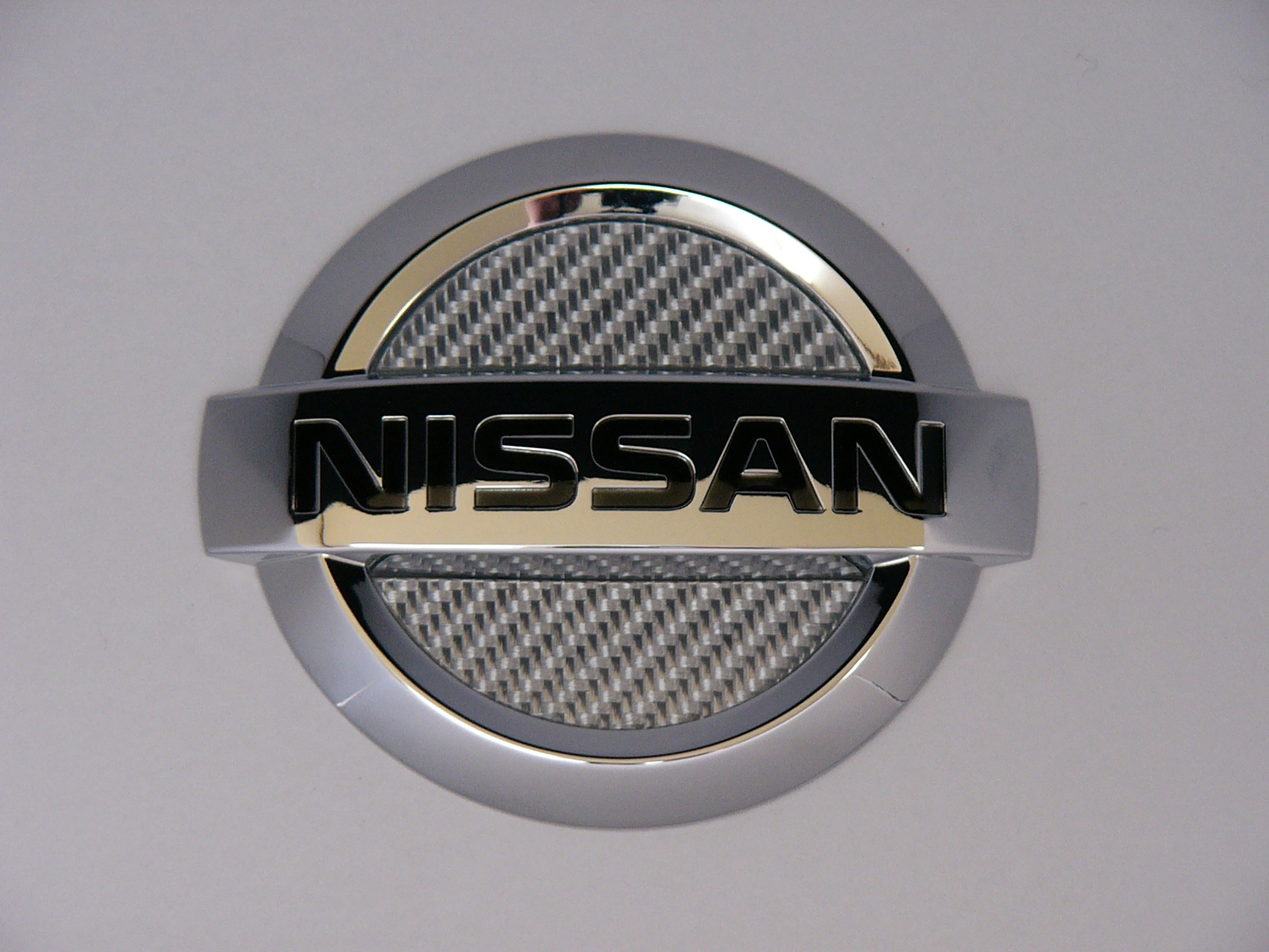 NISSAN セレナ・キャラバン専用リヤエンブレムシルバーカーボンフィニッシャー