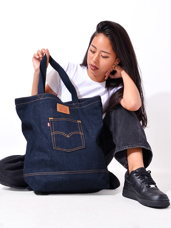 リーバイス　新品未使用　デニムバック　機能あり　ブリーフショルダー2way Levi'sリーバイス デニム ショルダーバッグ☆サコッシュ