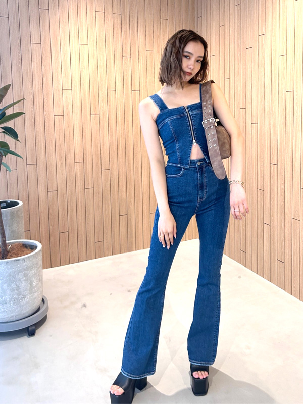 【新品＊人気発売中】EMODA✴︎デニムフレアジップサロペット EMODA エモダ サロペット デニム パンツ おしゃれ かわいい