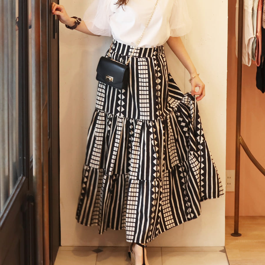 ジオメトリック柄ティアードフレアースカート