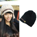 ケーブル編み・つば付ニット帽子