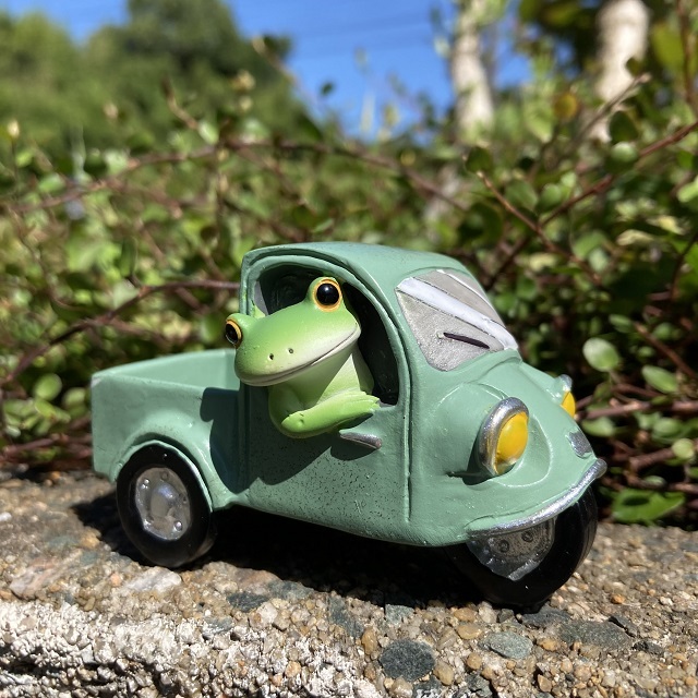 コポー三輪自動車に乗るカエル