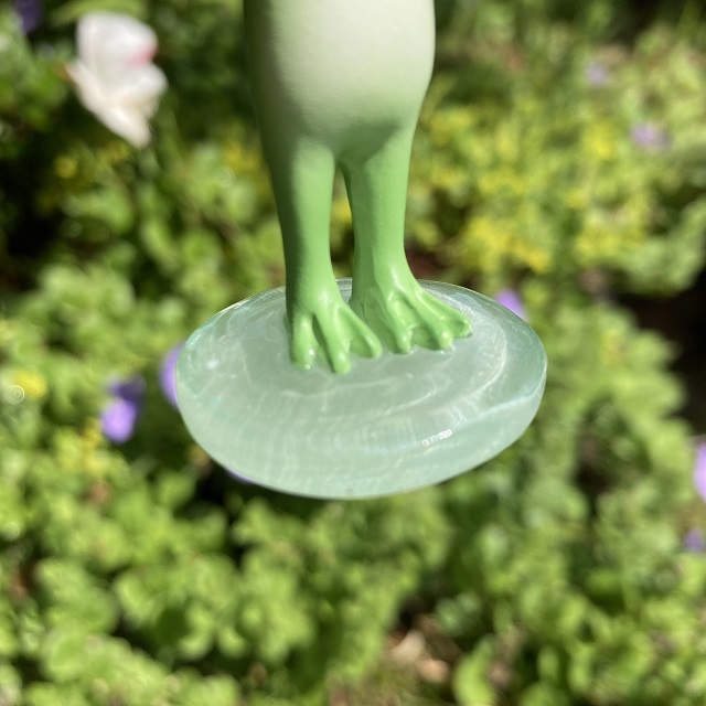 コポーしずくをよけるカエル５