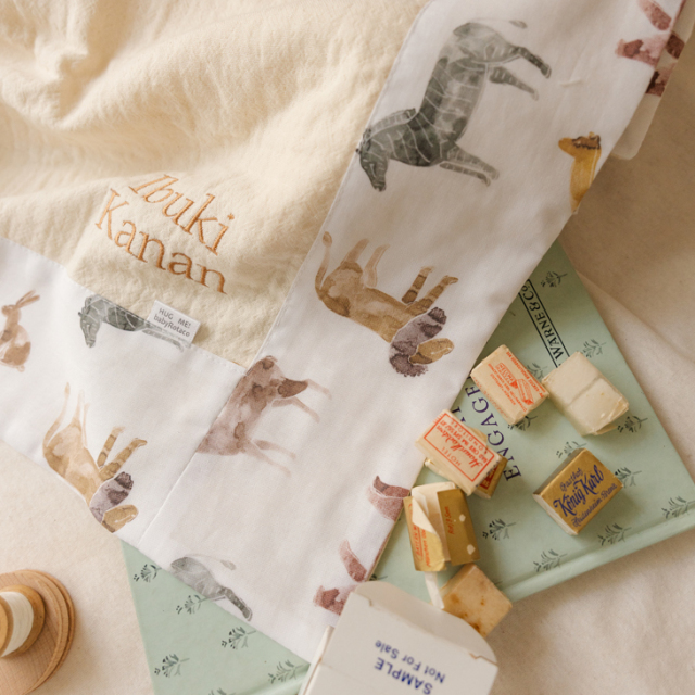 名入れ】HUG ME ブランケット（フラワーエンブロイダリー／アニマル