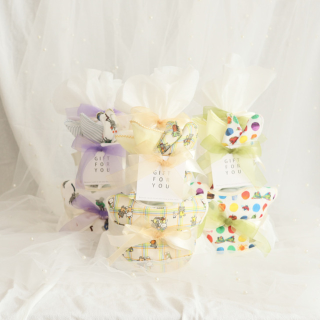 絵本シリーズ 【名入れ】スタイ＆ガーゼハンカチ付き 2段おむつケーキ 3colors