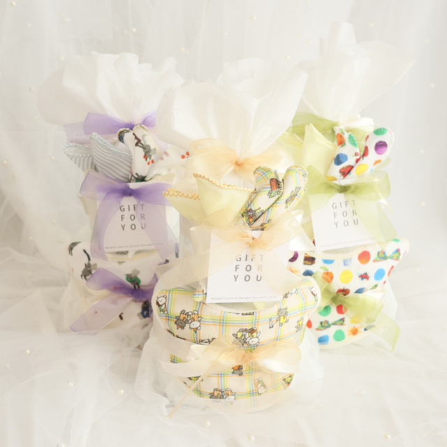 絵本シリーズ 【名入れ】スタイ&ガーゼハンカチ付き 2段おむつケーキ 3colors