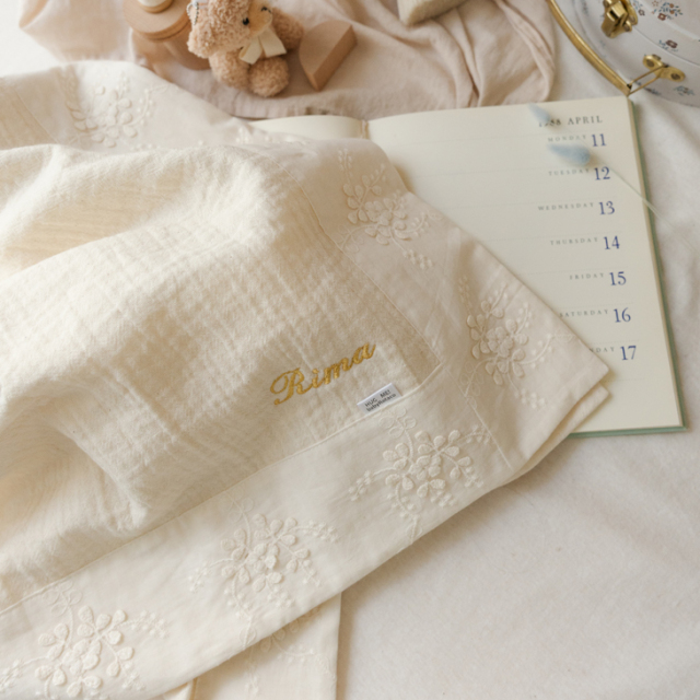 名入れ】HUG ME ブランケット（フラワーエンブロイダリー／アニマル