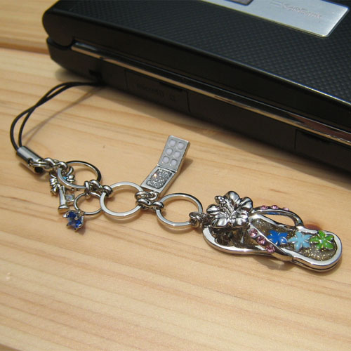 バーグ限定　手作り雑貨　ビーズアクセサリー　ストラップ　ハイビスカスがついたサンダルのストラップ（イエロー）