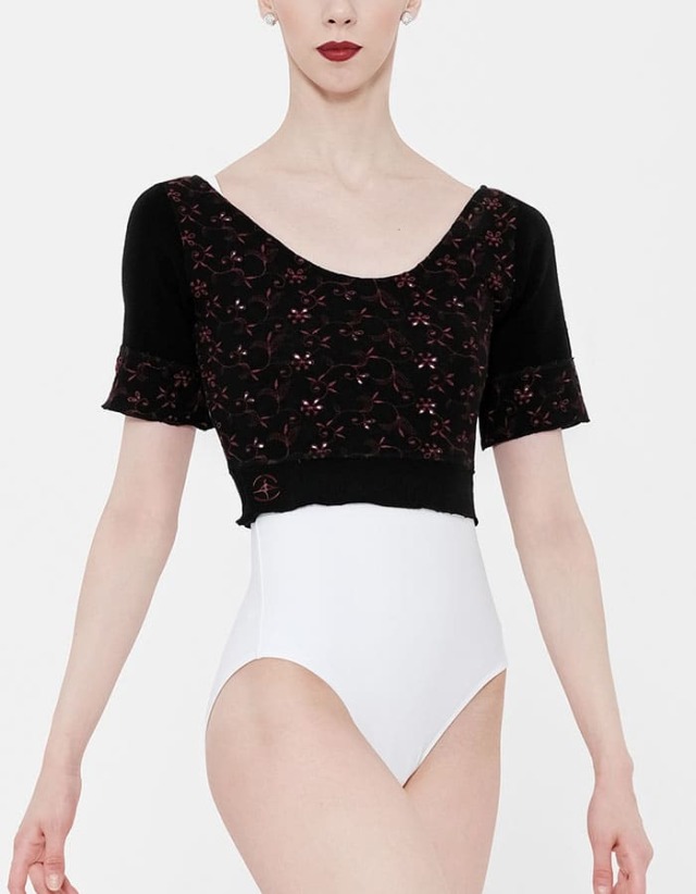 WearMoi（ウェアモア）ROSEAロージア・刺繍入りショート丈ニットトップス（レディース）