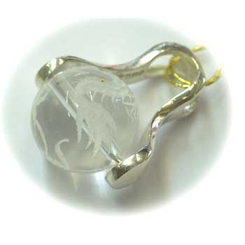 手彫りのぼり龍水晶玉ペンダント 12mmの天然水晶玉 シルバー枠、鎖付き