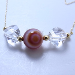 「赤メノー天眼石　＋　ピラミッド水晶」１８金ネックレス（４５センチ）